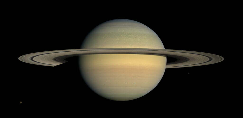 Vue en couleurs naturelles de la planète Saturne, créée d’après des images recueillies par la sonde spatiale Cassini